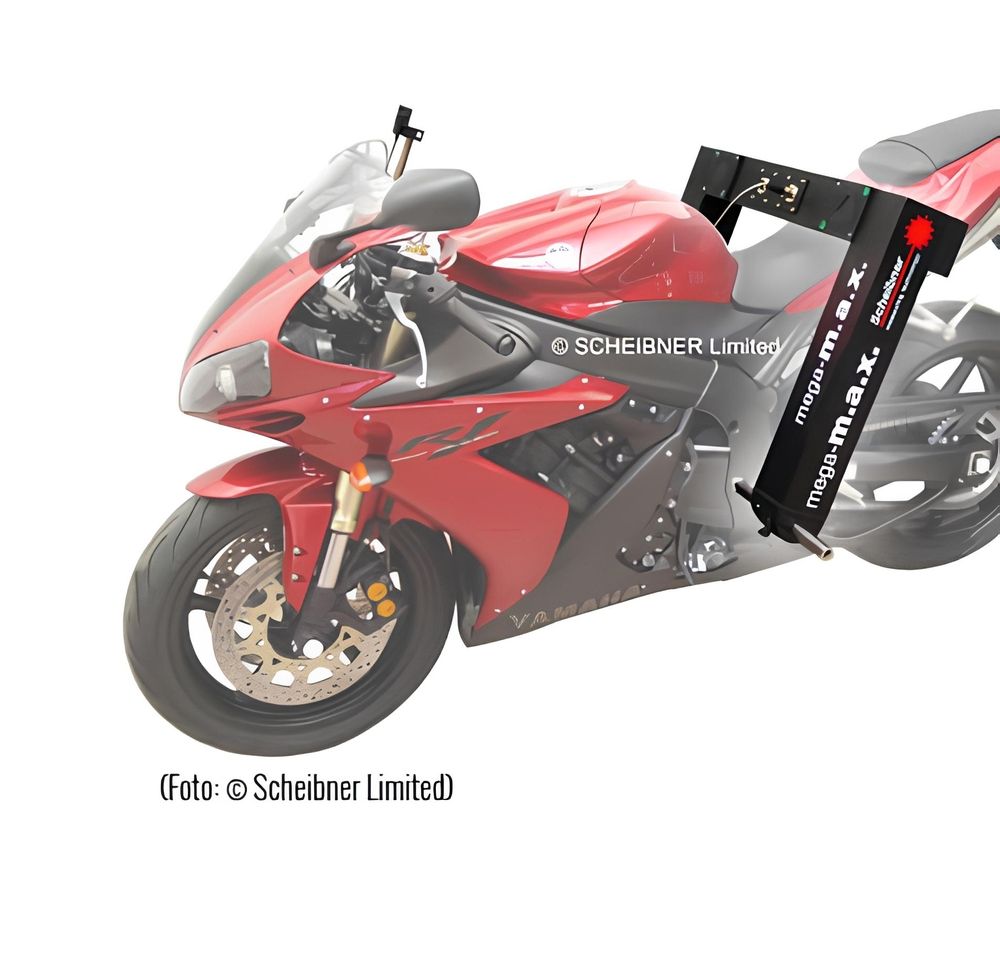 Rotes Sportmotorrad mit montiertem Motorrad-Prüfstand zur Fahrwerksvermessung.